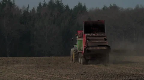Farmer spreading muck 库存影片 32629838