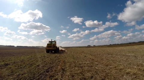 Farmer in tractor preparing land Video stock 43106394