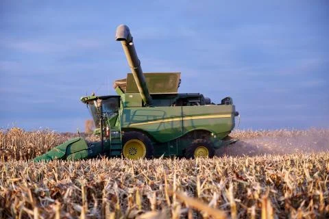 Farmer using a combine harvester Foto stock