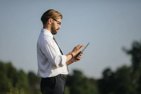 Farmer using tablet on field Stock-Fotos