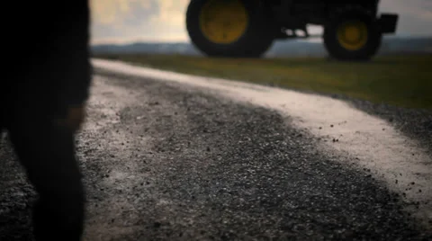 A farmer walking towards a tractor in the early morning Vídeo Stock 33996217