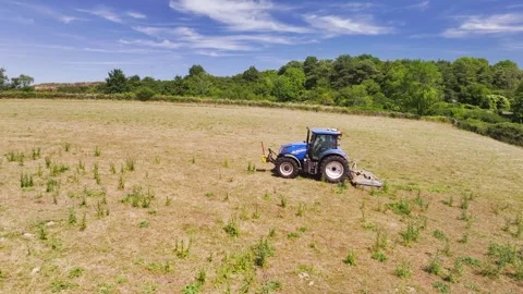 Farmer working with tractor in the fields of Devon from a drone, Torquay Vidéo 312800919