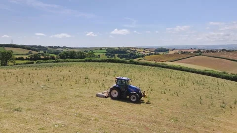 Farmer working with tractor in the fields of Devon from a drone, Torquay Vidéo 312800961