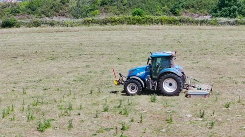 Farmer working with tractor in the fields of Devon from a drone, Torquay Vidéo 312801120