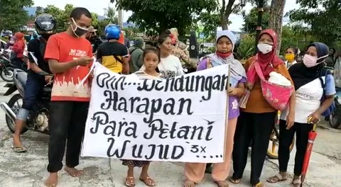 Farmers Demonstration in Purworejo Central Java, Indonesia Stockbeeldmateriaal 210731458