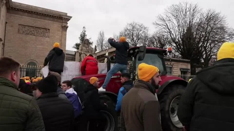 Farmers move their protest against Mercosur to the French National Assembly, Par Stock Footage 326003374