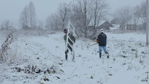 Farmers return home after work 動画素材 85994746
