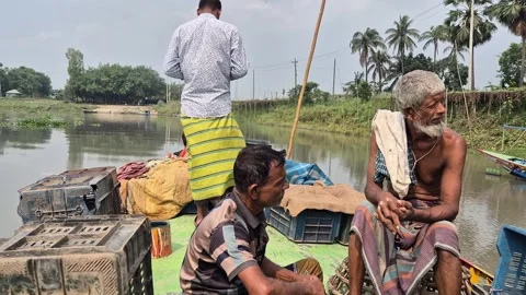 Farmers on Shallow Engine Boat Carrying Vegetable Crates Across River 스톡 동영상 336651053