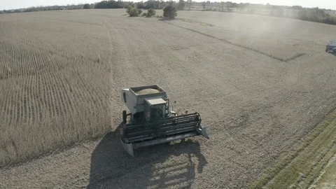 Farming - Aerial View of Man Getting into Tractor in Field - 4K Aerial Vidéo 112322457
