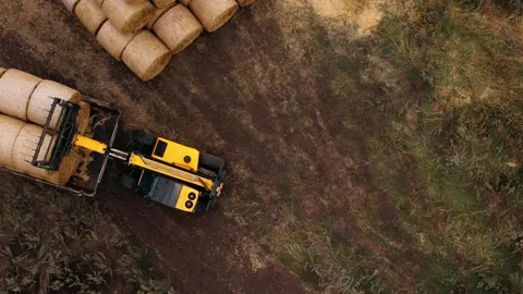 Farming machinery for loading hay stacks. Agricultural machinery. Vídeos de archivo 169764184