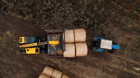 Farming machinery for loading hay stacks. Agricultural machinery. Vídeos de archivo 169764202