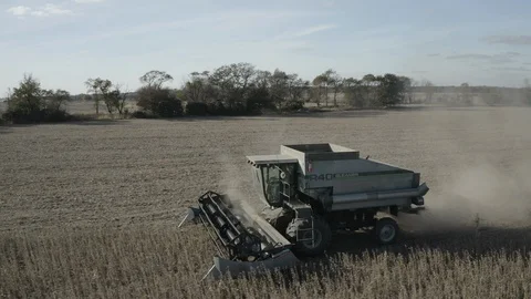 Farming - Side View of Tractor Harvesting in Field - 4K Aerial Vídeos de archivo 112323629