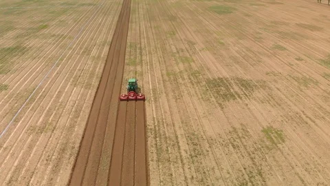 Farming tractor plowing on field. Vídeos de archivo 127550843