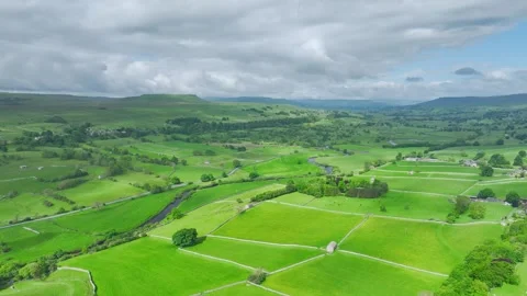 Farms and Fields over Bainbridge Village, Leyburn, North Yorkshire, England Stockbeeldmateriaal 277304593