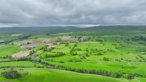 Farms and Fields over Bainbridge Village, Leyburn, North Yorkshire, England Vídeo Stock 277304612