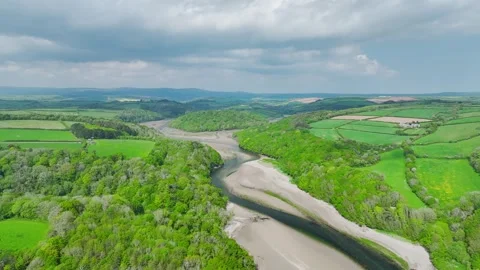 Farms and fields over River Emme, Mothecombe, South Devon, England, Europe Vidéo 312479026