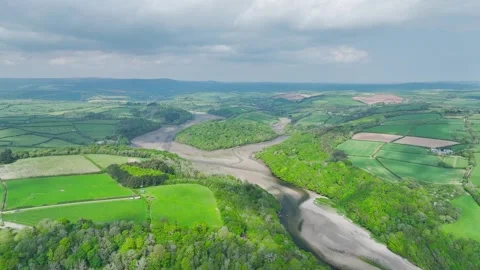 Farms and fields over River Emme, Mothecombe, South Devon, England, Europe Vidéo 312479055