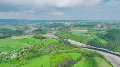 Farms and fields over River Emme, Mothecombe, South Devon, England, Europe Vidéo 312479069