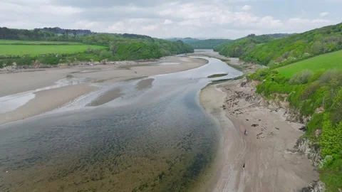 Farms and fields over River Emme, Mothecombe, South Devon, England, Europe Vidéo 312479070