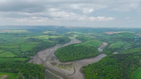 Farms and fields over River Emme, Mothecombe, South Devon, England, Europe Vidéo 312479092