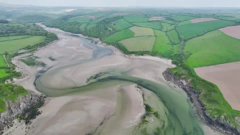 Farms and fields over River Emme, Mothecombe, South Devon, England, Europe Vidéo 312479094
