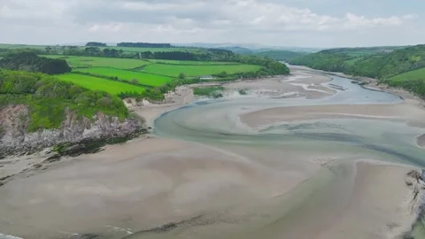Farms and fields over River Emme, Mothecombe, South Devon, England, Europe Vidéo 312479097