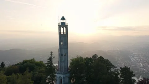 Faro Voltiano lighthouse overlooking Como during sunset golden hour. 動画素材 331171860