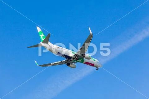 FARO,PORTUGAL-MAY 09: A Transavia Boeing 737 approaching to the Faro Intern.. Stock Photos