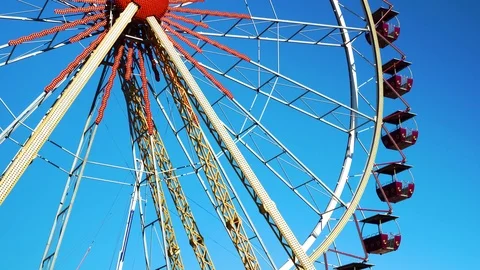 Fascinating minimalistic low angle view on huge vintage funfair ferris wheel Stock-Footage 98406050