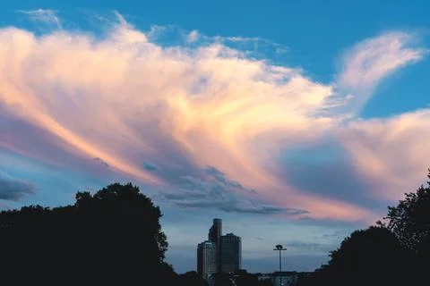 Fascinating pink clouds over a multi-storey building in the city of Cologne Foto stock