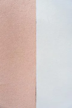 Fascinating position of two distinct wall textures and colors. Left side rough Foto stock