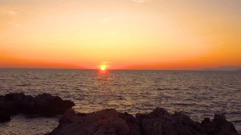 Fascinating time lapse of a golden sunset at sea with a boat passing Video stock 118086038