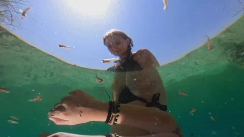 Fascinating underwater split shot of smiling young woman in bikini enjoy na.. 库存影片 321142946