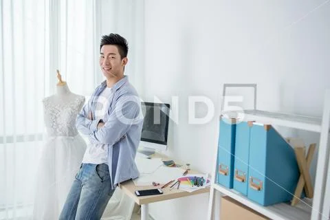 Fashion designer in workshop Stock-Fotos