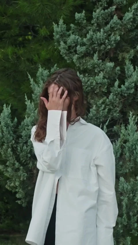 Fashion model posing looking at camera outdoors. Stunning face young girl. Stock-Footage 312901955