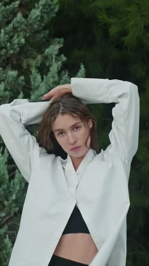 Fashion model posing looking at camera outdoors. Stunning face young girl. Stock-Footage 312901980