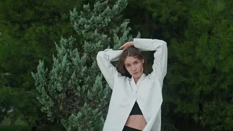 Fashion model posing looking at camera outdoors. Stunning face young girl. Stock-Footage 312902012