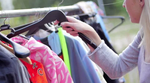 Fashion stylist selecting clothes Stockbeeldmateriaal 59758491