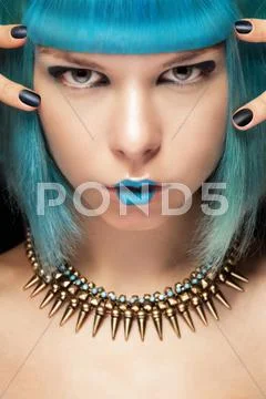 Fashion woman with blue hair and necklace Stock-Fotos