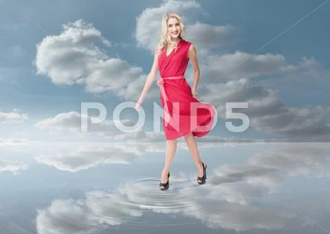 Fashion woman walking on a puddle Stock-Fotos
