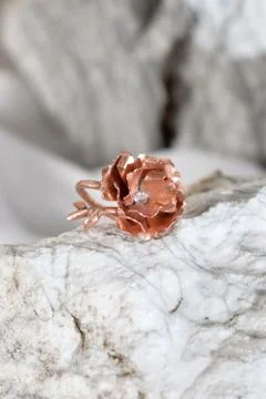 Fashioned cooper ring on the stone in the form of a flower, hand Stock-Fotos