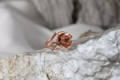 Fashioned cooper ring on the stone in the form of a flower, hand made Foto stock