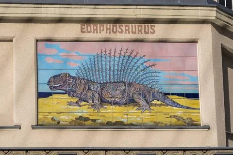 Fassade des Aquariumsgebaeudes Gemaelde Kacheln des Edaphosaurus, Gattung ... Stock Photos
