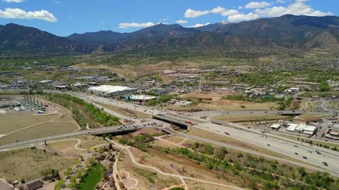Fast Aerial Drone Pullback Urban Park Transportation Corridor Colorado Springs Stockbeeldmateriaal 337267205