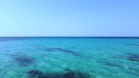 Fast close drone flight over the clean turquoise sea surface 스톡 동영상 138960022