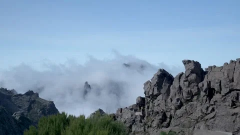 Fast clouds moving over rocky volcanic peaks in madeira Vidéo 333696077