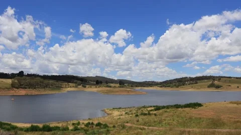 Fast clouds over Lake Oberon on Fish river in Oberon town of NSW – 4k. Stock Footage 145729907