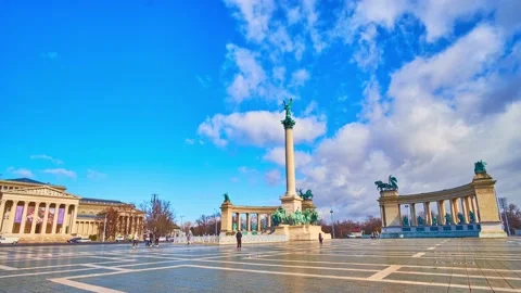 The fast clouds over Millenium Monument, Heroes Square, Budapest, Hungary Stockbeeldmateriaal 171544216