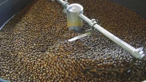 Fast cooling roasted coffee. 库存影片 142087820