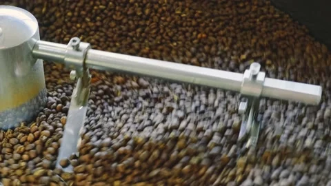 Fast cooling roasted coffee. Vídeos de archivo 142256793